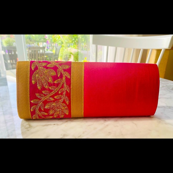 NWOT Beautiful Embroidered Shantung Silk Clutch - Picture 2 of 7